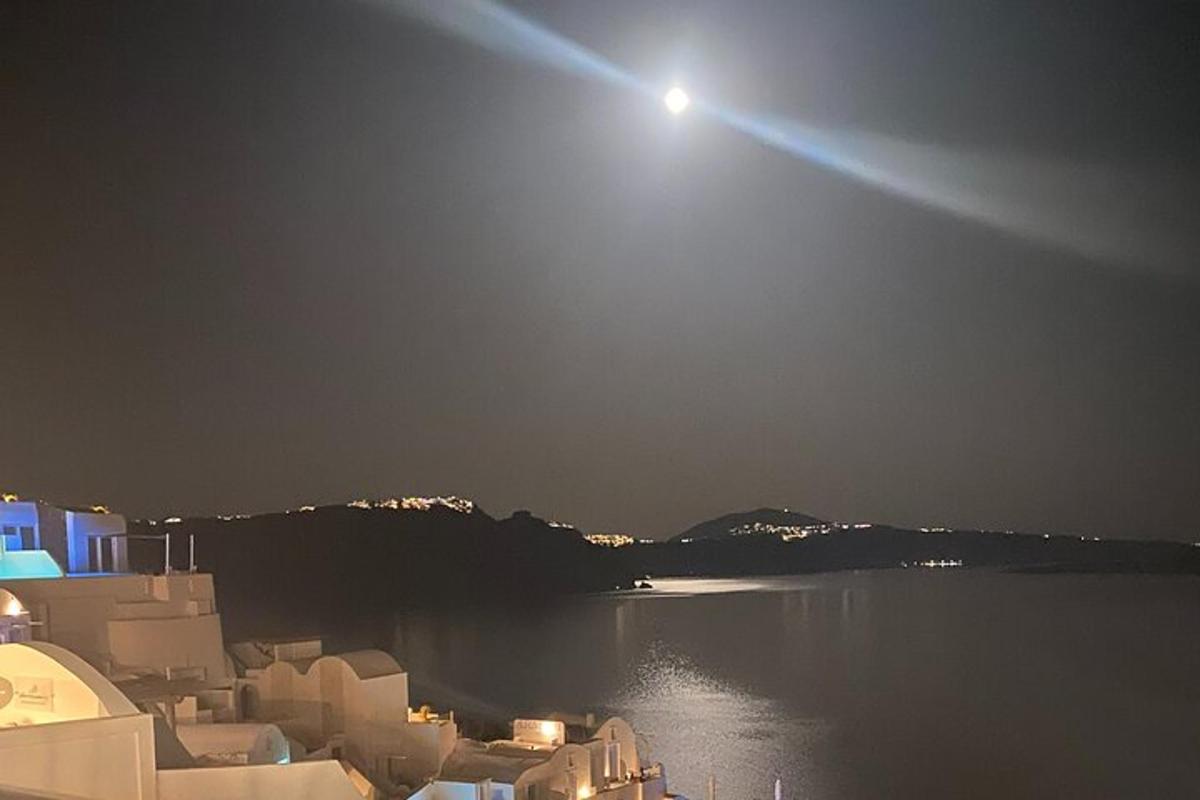 pemandangan cahaya bulan di perairan pada waktu malam