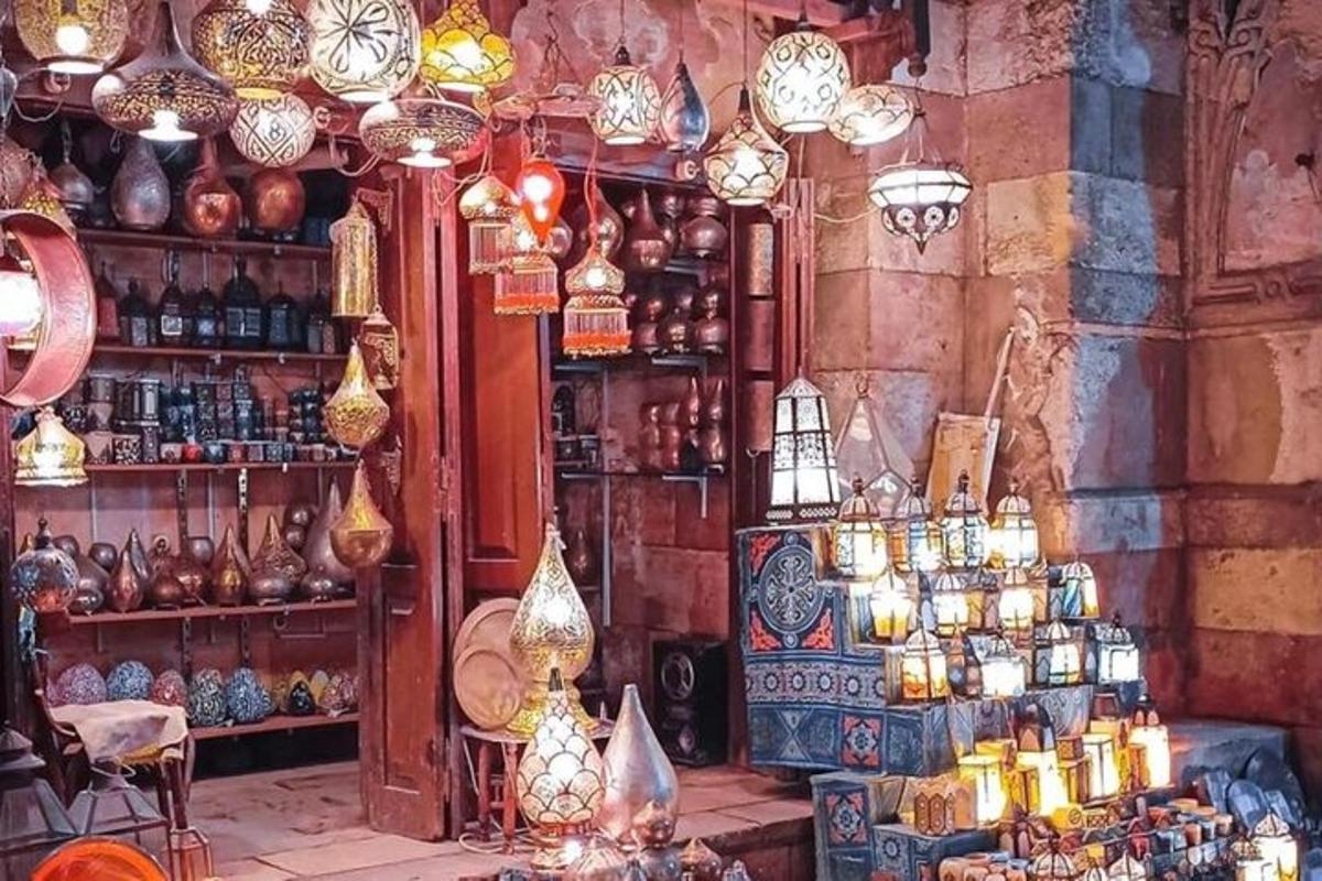 ein Laden voller Vasen und Lichter