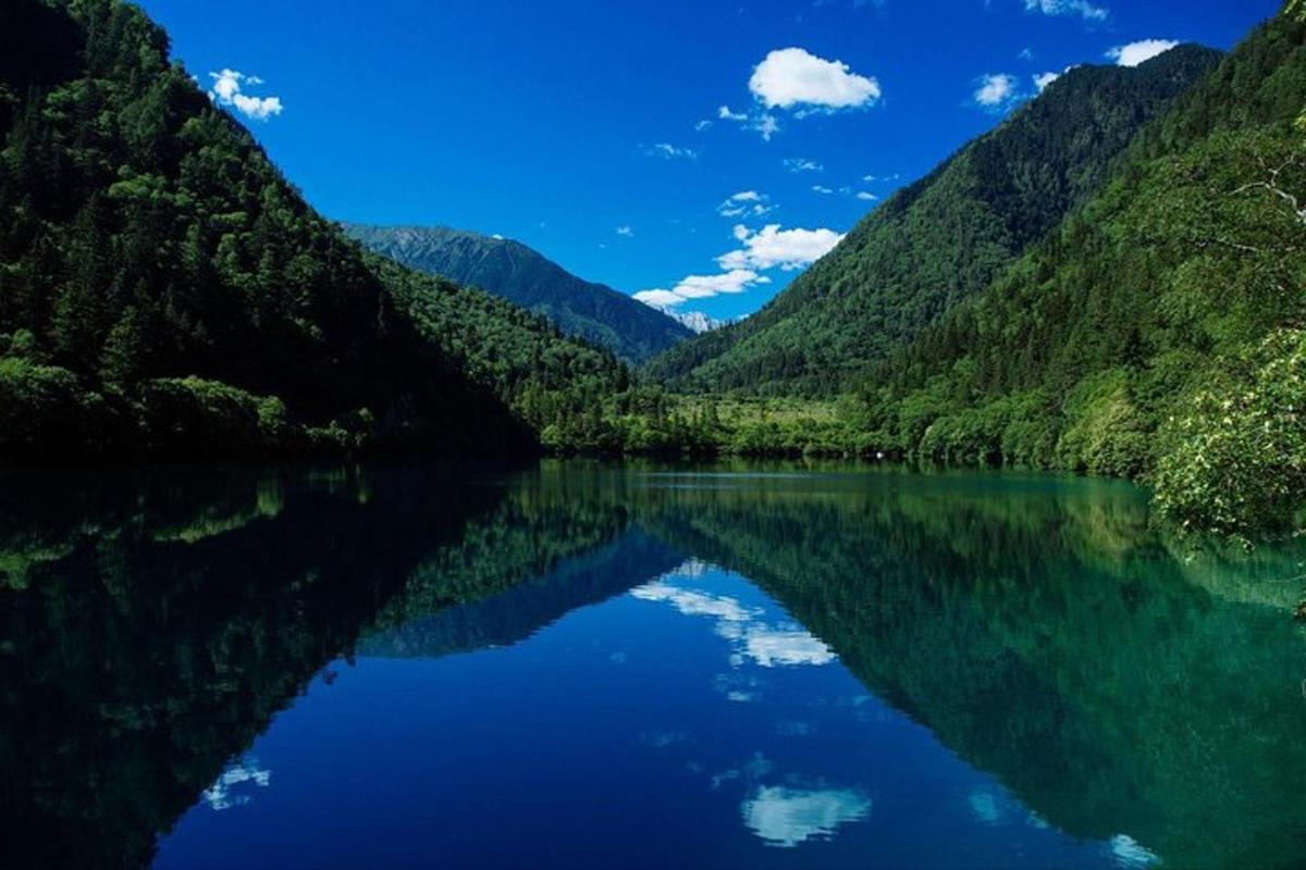 jezero uprostřed údolí s horami