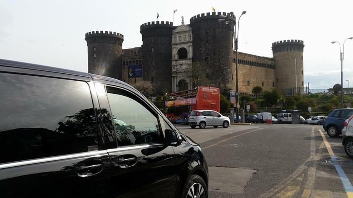 un'auto è parcheggiata davanti a un castello