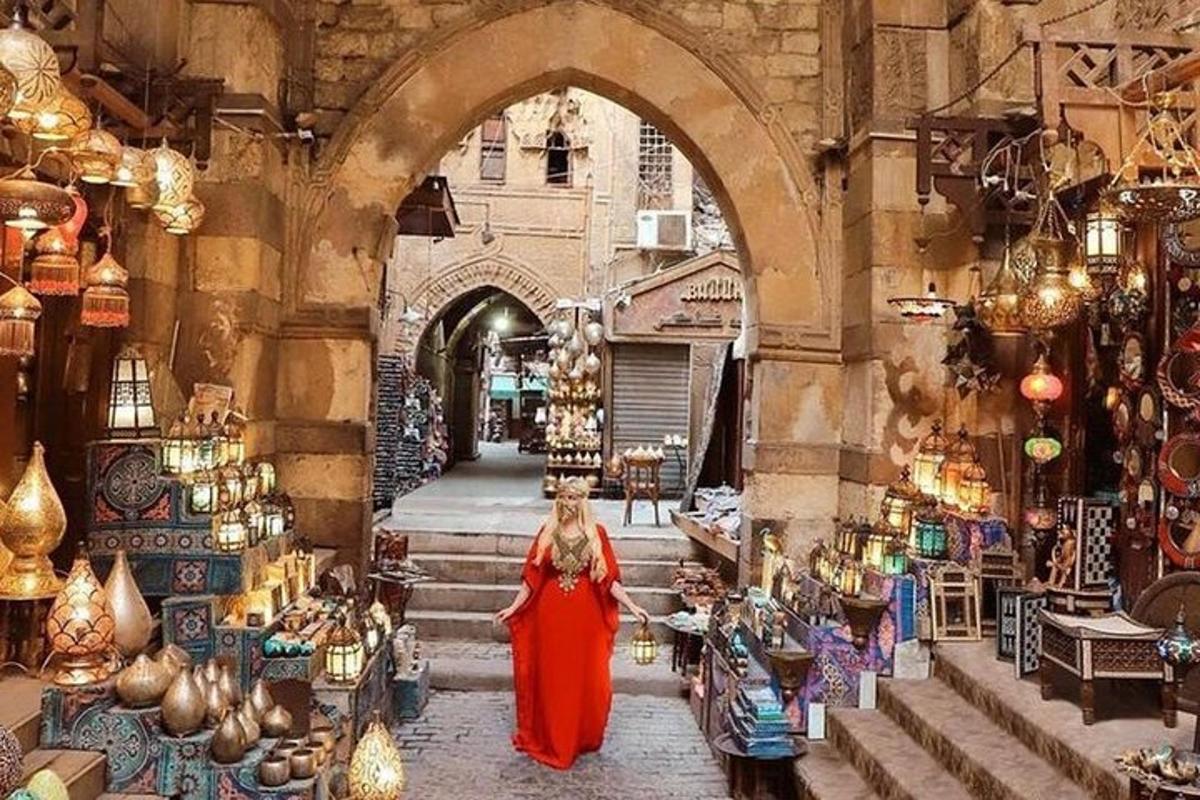 Una mujer con un vestido rojo caminando por un mercado.
