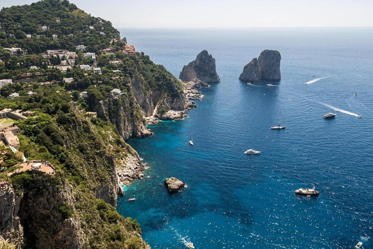 un grande specchio d'acqua con rocce e barche