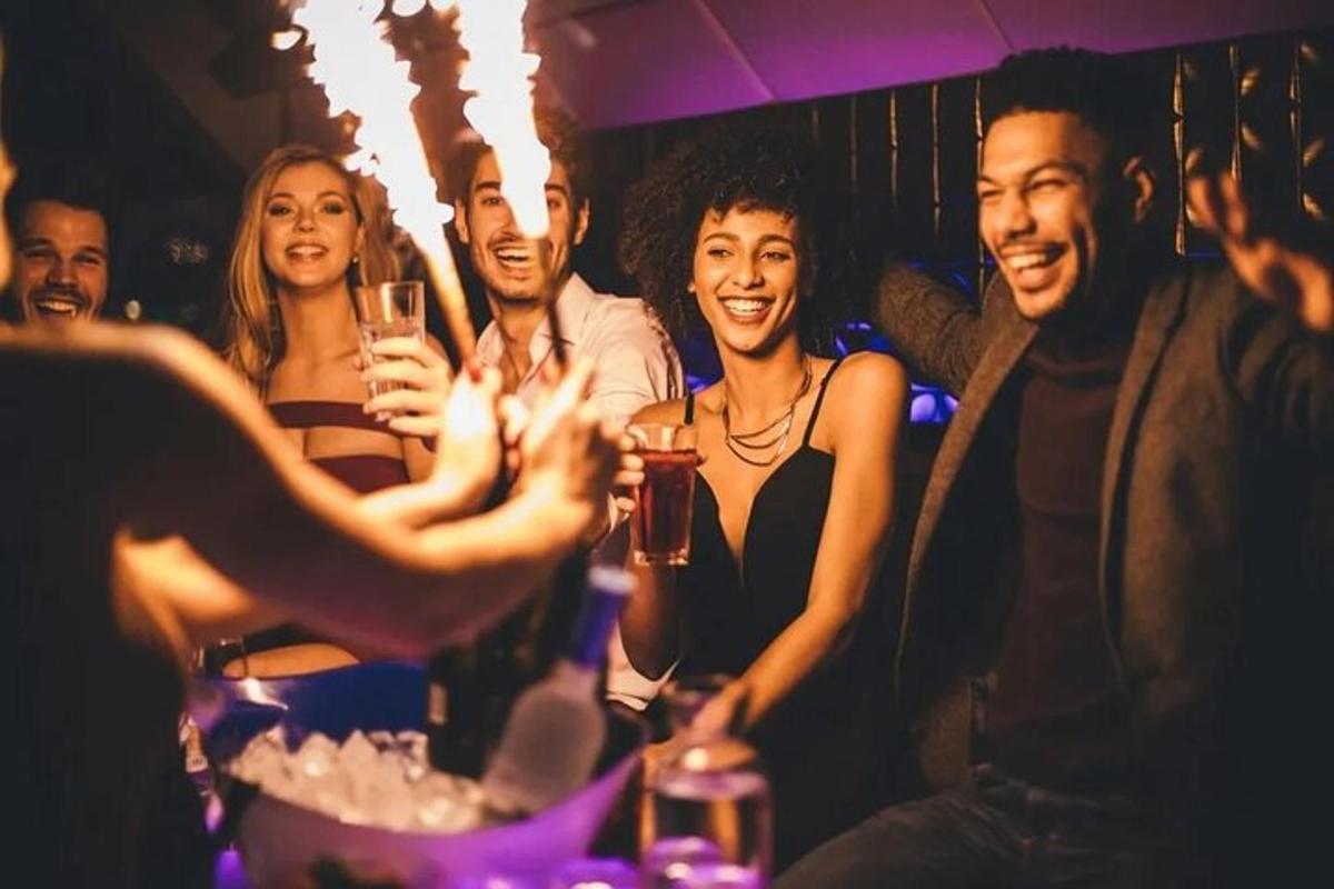 un grup de persones en una festa amb begudes