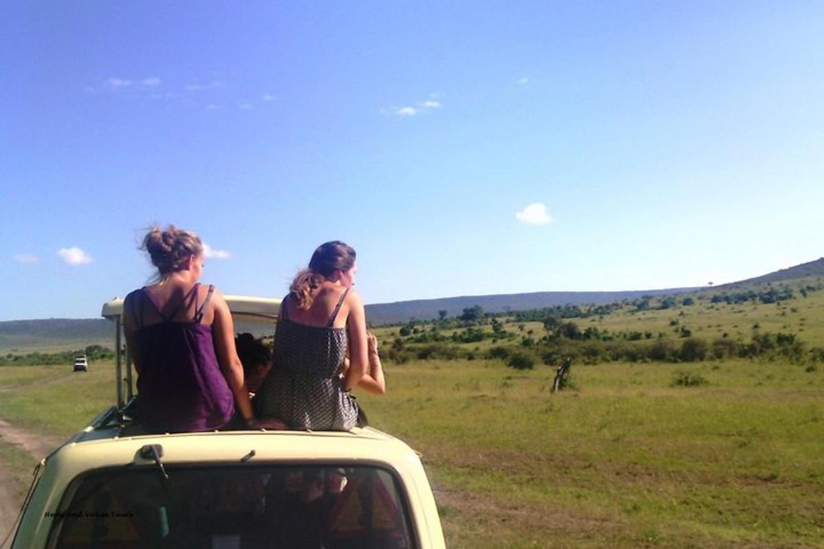 duas mulheres estão em pé no teto de um caminhão