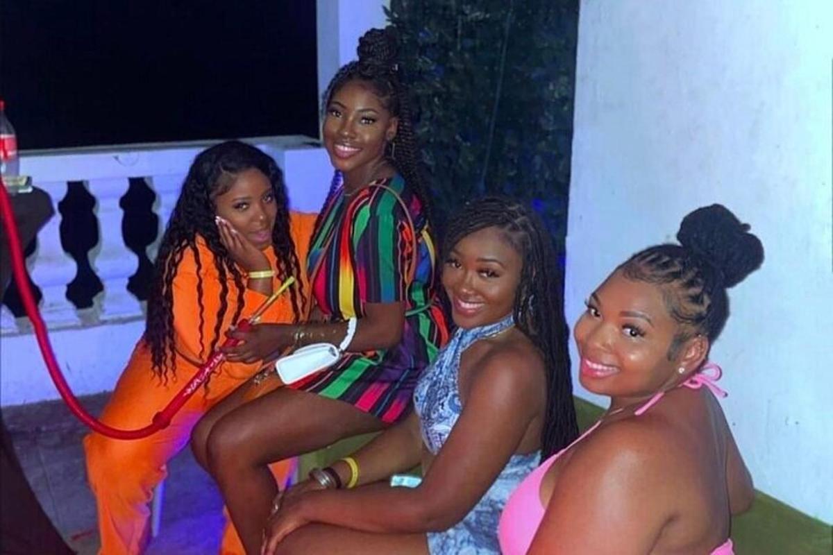 un grup de quatre dones posant per a una foto