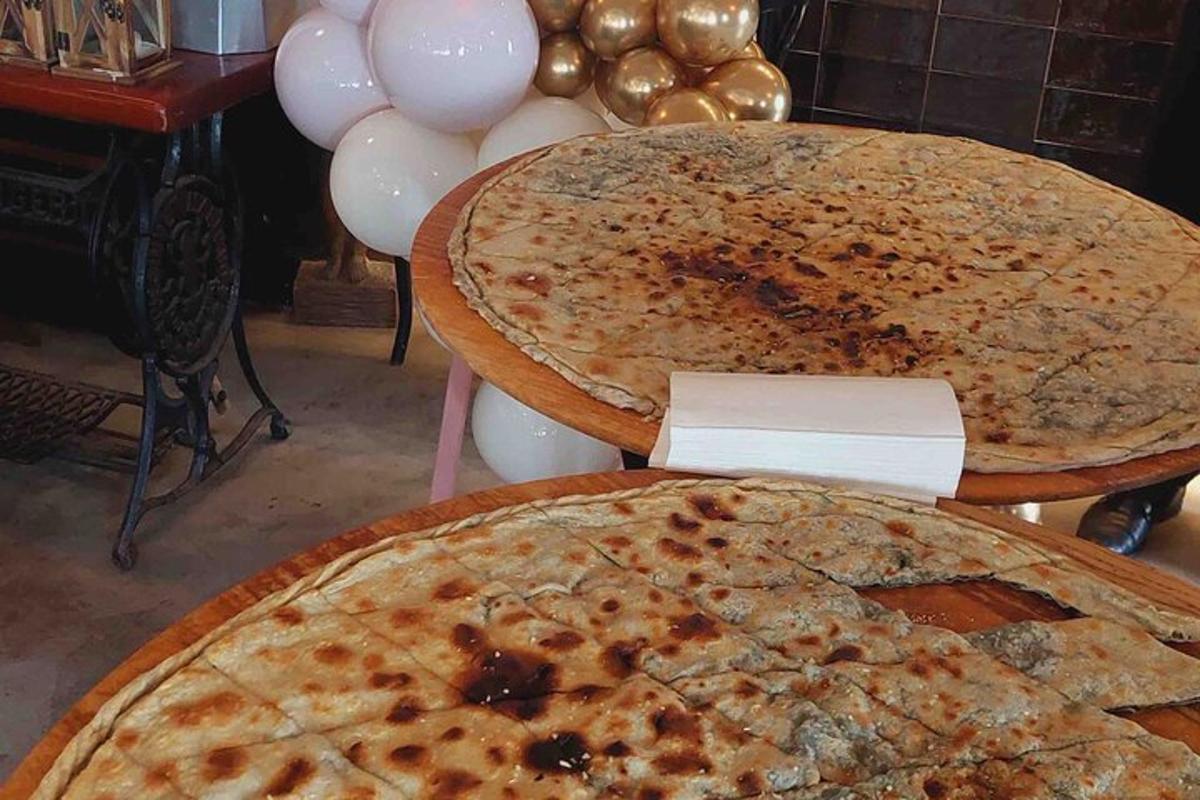 dues pizzes assegudes sobre taules en una sala amb globus