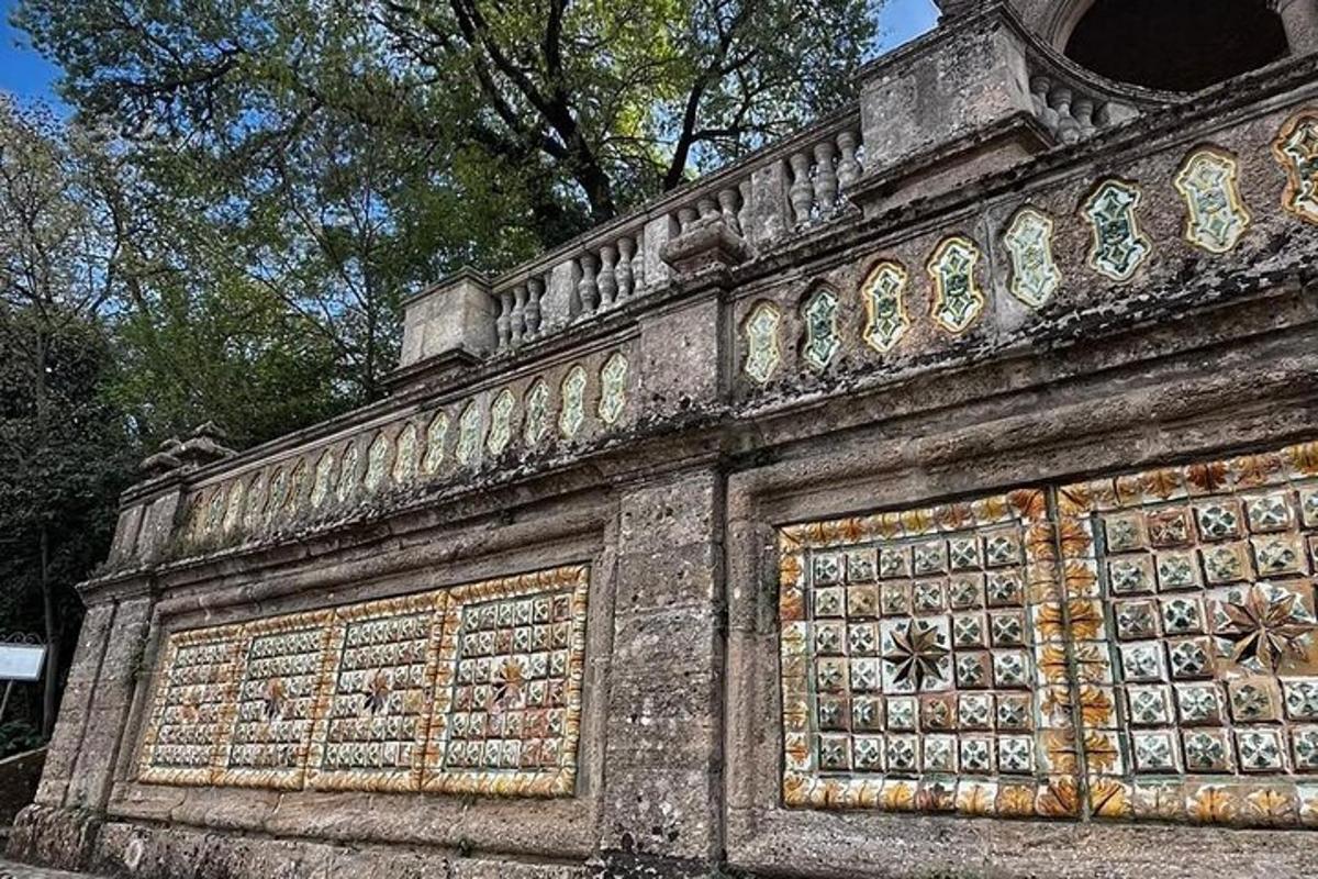 um antigo edifício de pedra com padrões