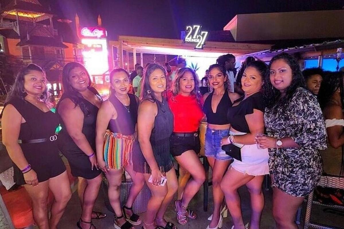 un grup de dones posant per a una foto en una festa