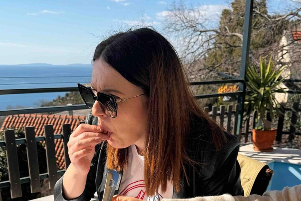 una donna con occhiali da sole che parla al cellulare