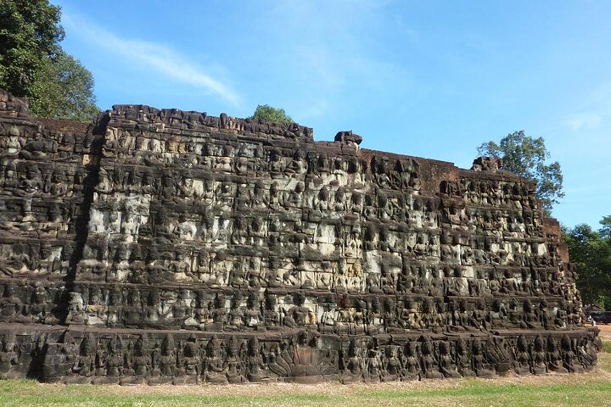 dinding batu besar dengan muka di atasnya