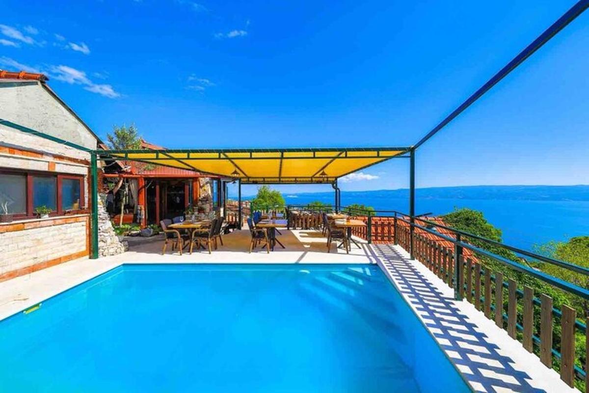 una piscina en una casa amb vistes a l'oceà