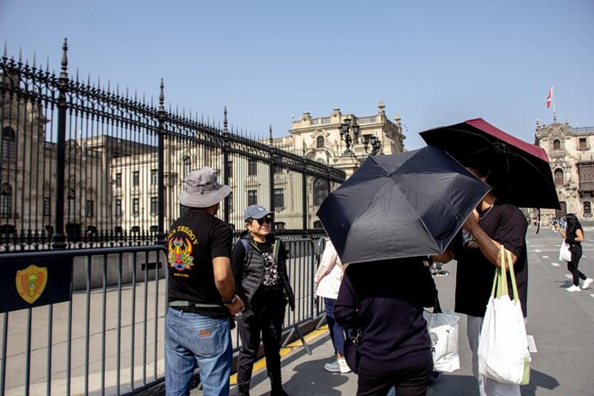 um grupo de pessoas caminhando em uma ponte com guarda-chuvas