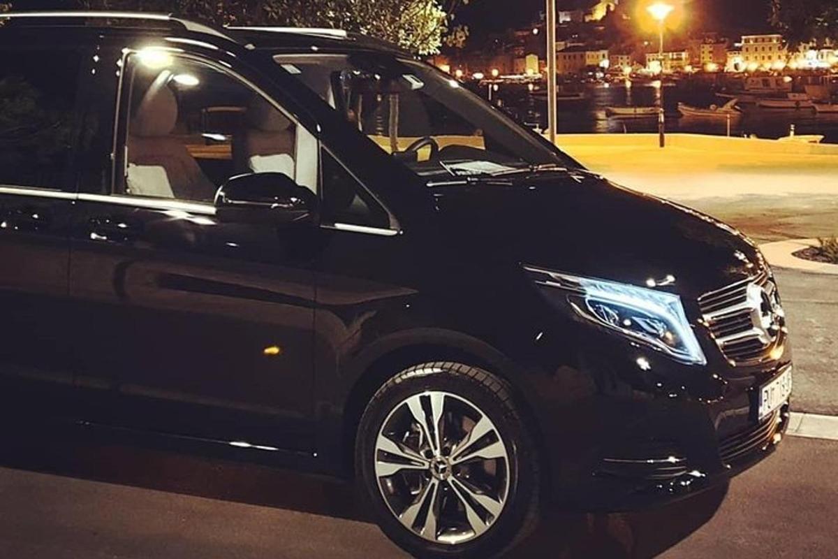 čierne auto zaparkované na parkovisku v noci