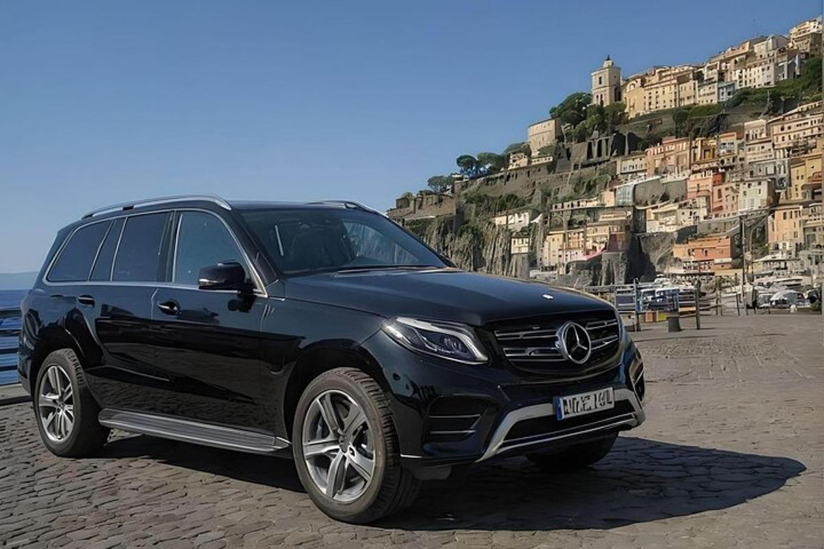 un SUV Mercedes Benz nero parcheggiato su una spiaggia