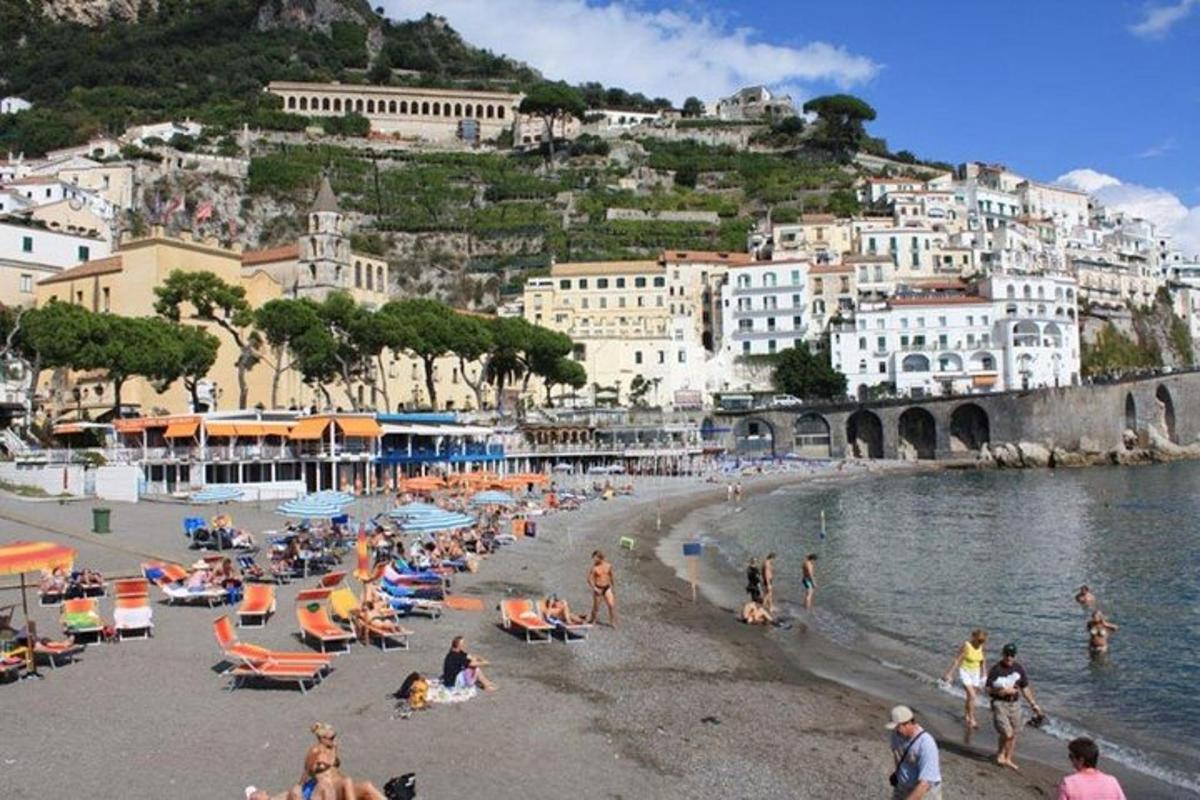 un gruppo di persone su una spiaggia vicino all'acqua
