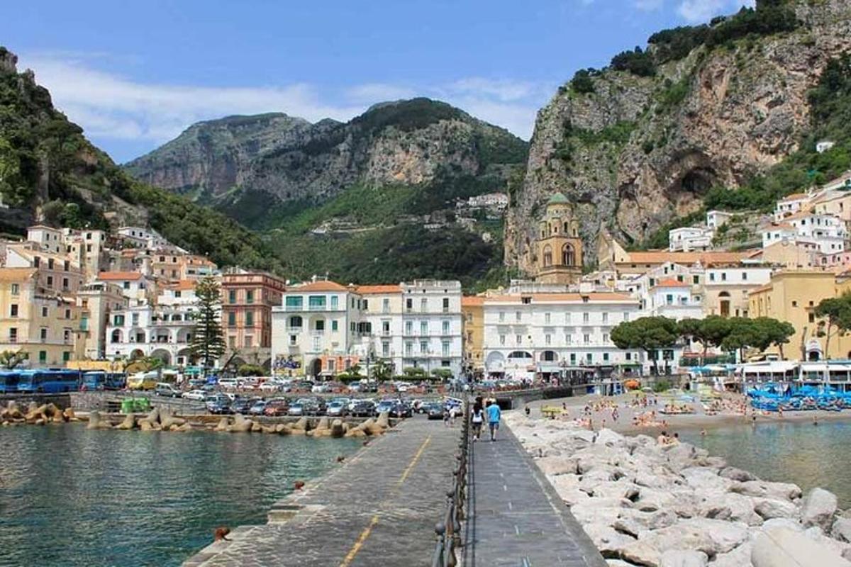 una città vicino a uno specchio d'acqua con edifici