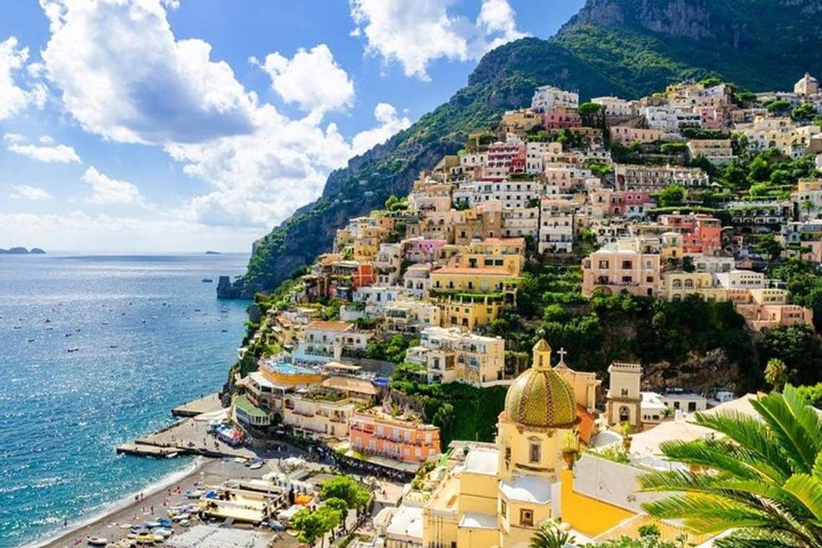 una città su una collina vicino all'oceano