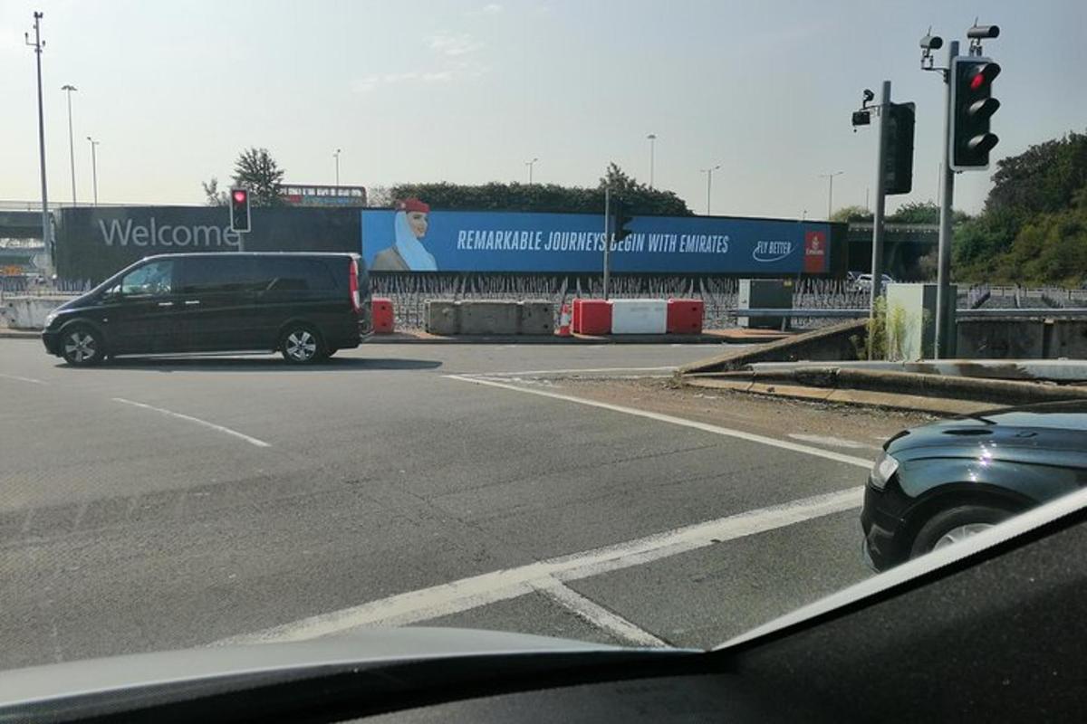 un furgone che percorre una strada con un semaforo
