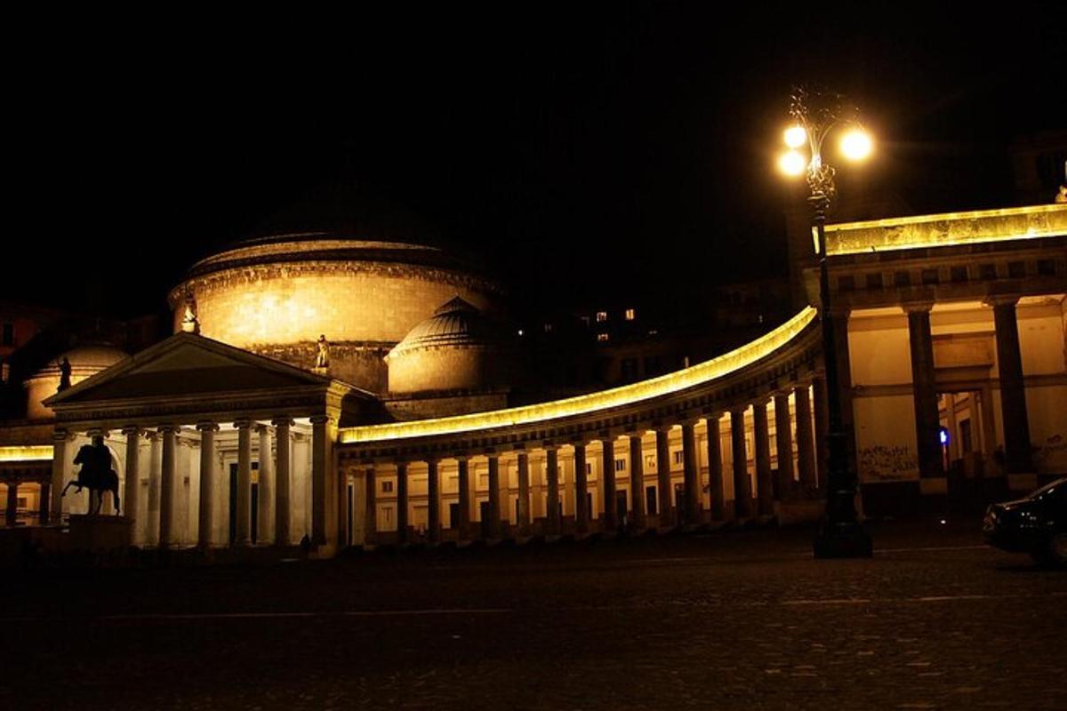 un edificio con un lampione di fronte di notte