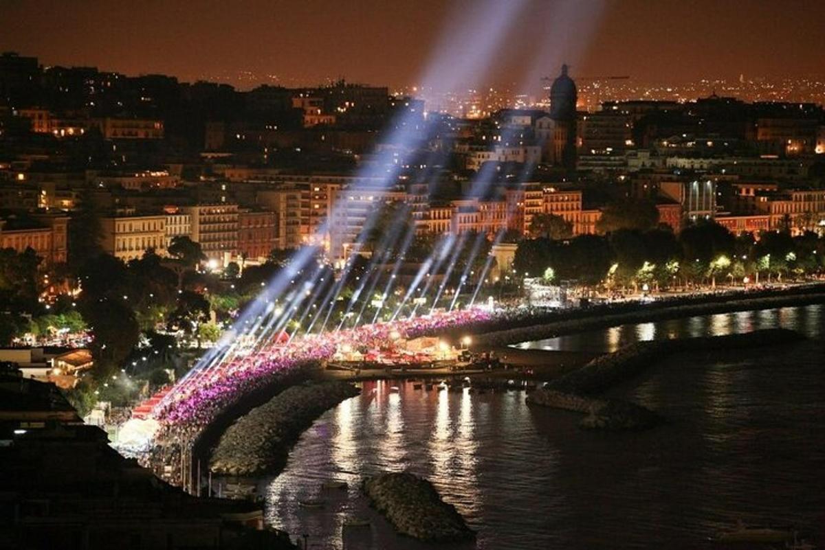 un ponte con luci sopra un fiume di notte