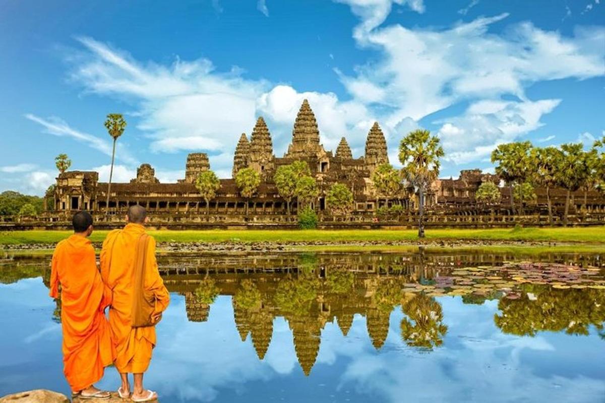 dua rahib berdiri di atas batu di hadapan kuil