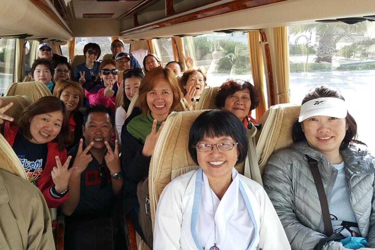 skupina lidí sedících v autobuse