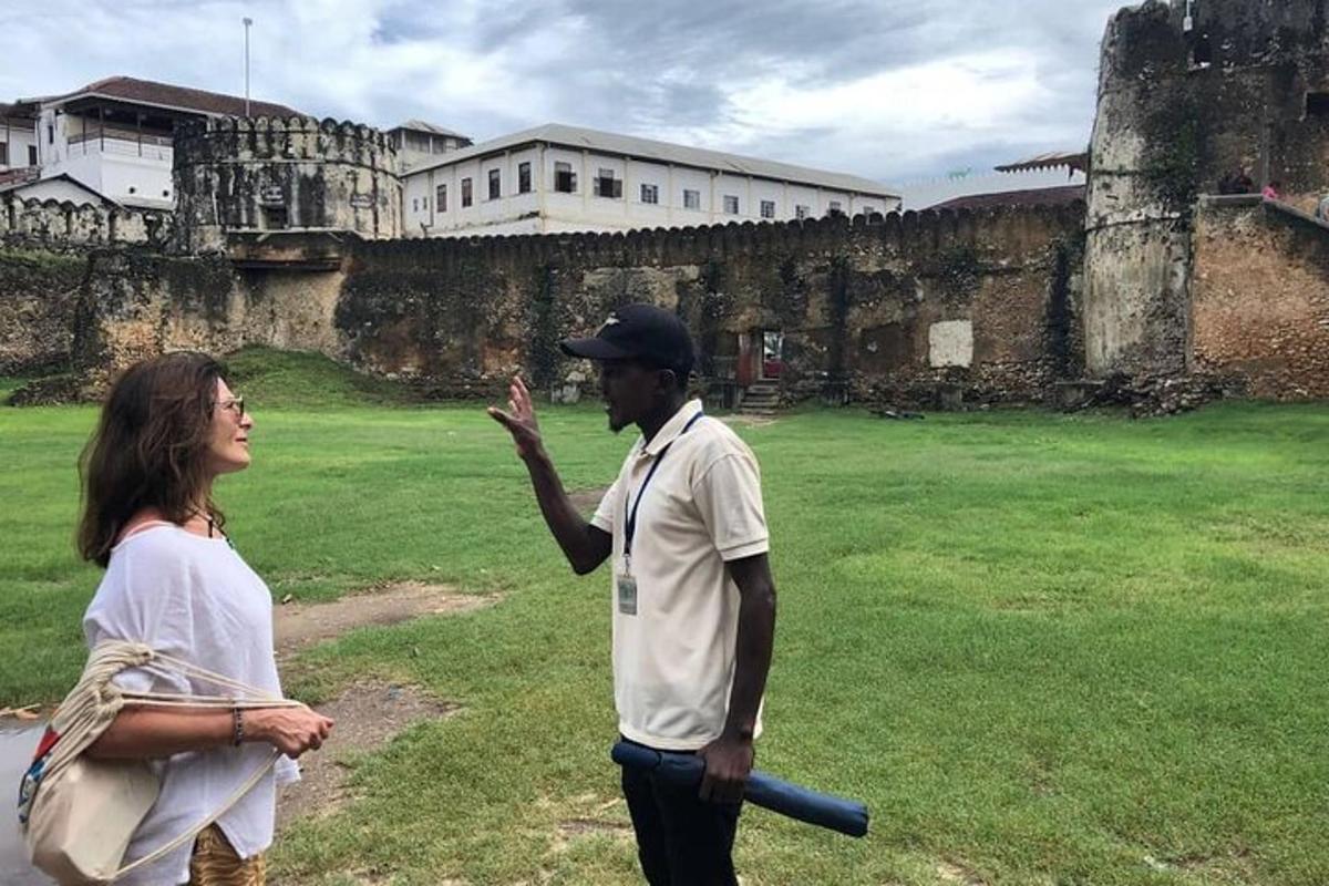 um homem e uma mulher em pé em frente a um castelo