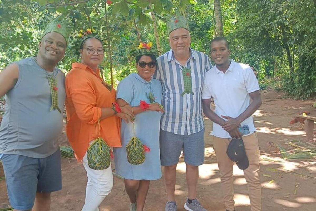 um grupo de pessoas posando para uma foto