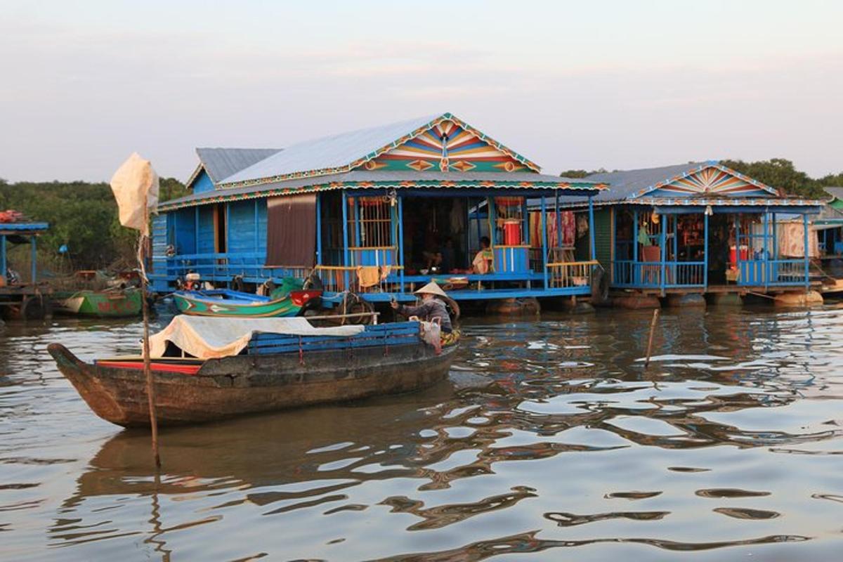 một ngôi nhà trên thuyền trong một vùng nước