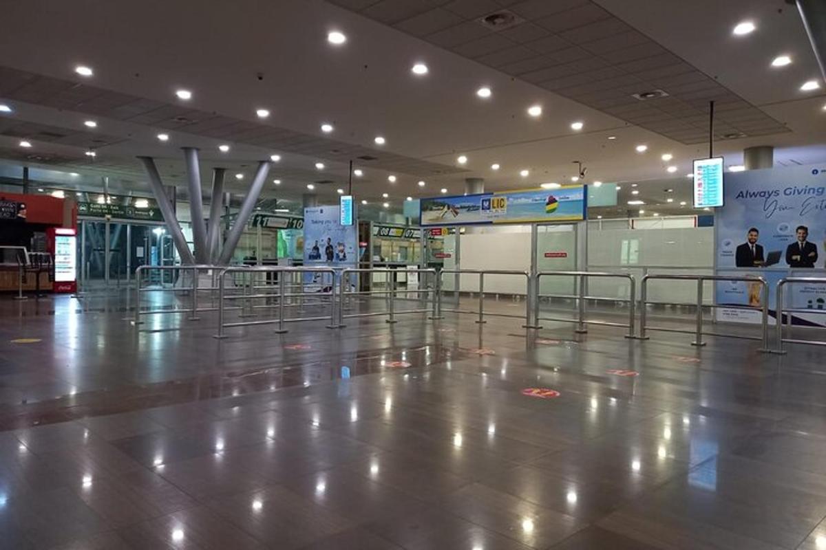 Ένας άδειος τερματικός σταθμός αεροδρομίου με γυαλιστερό δάπεδο και φώτα