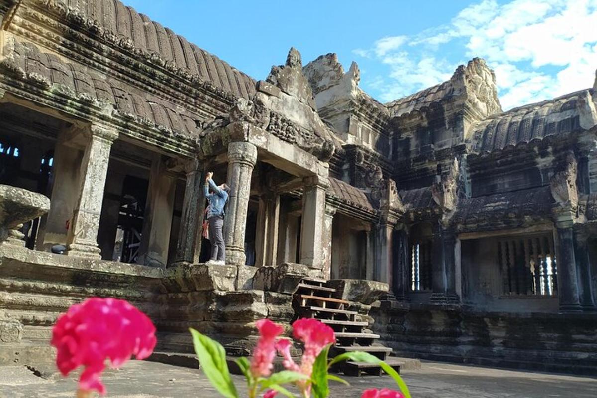 một người đứng trên các cột của một tòa nhà