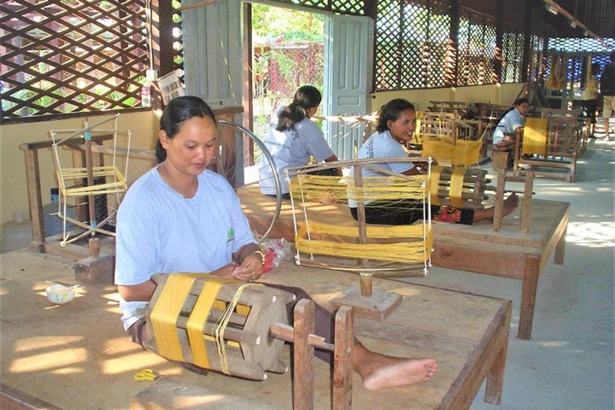 một người phụ nữ ngồi trên sàn cạnh một cái bàn