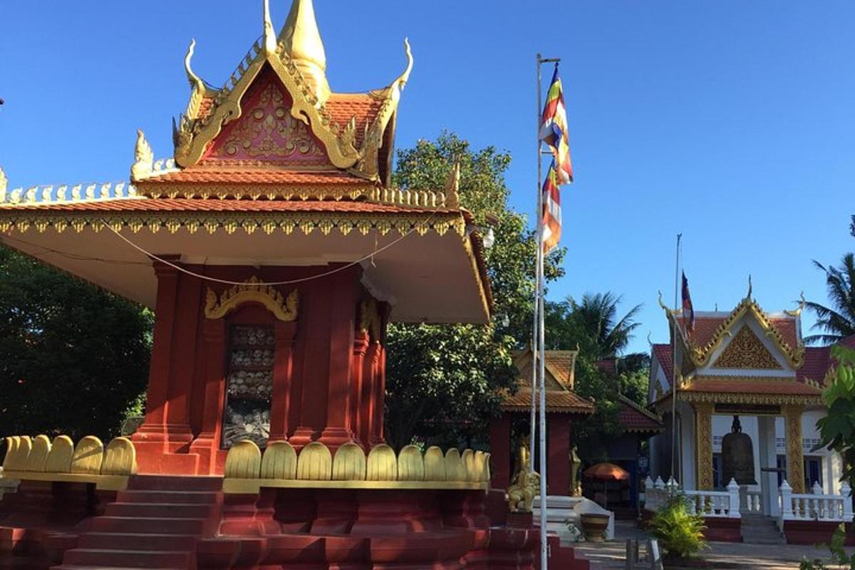 une pagode avec un drapeau devant un bâtiment