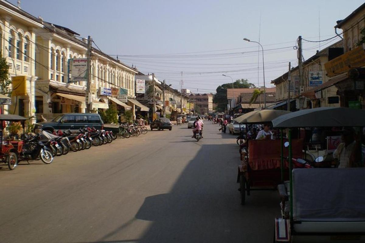 một người đi xe đạp xuống phố thành phố