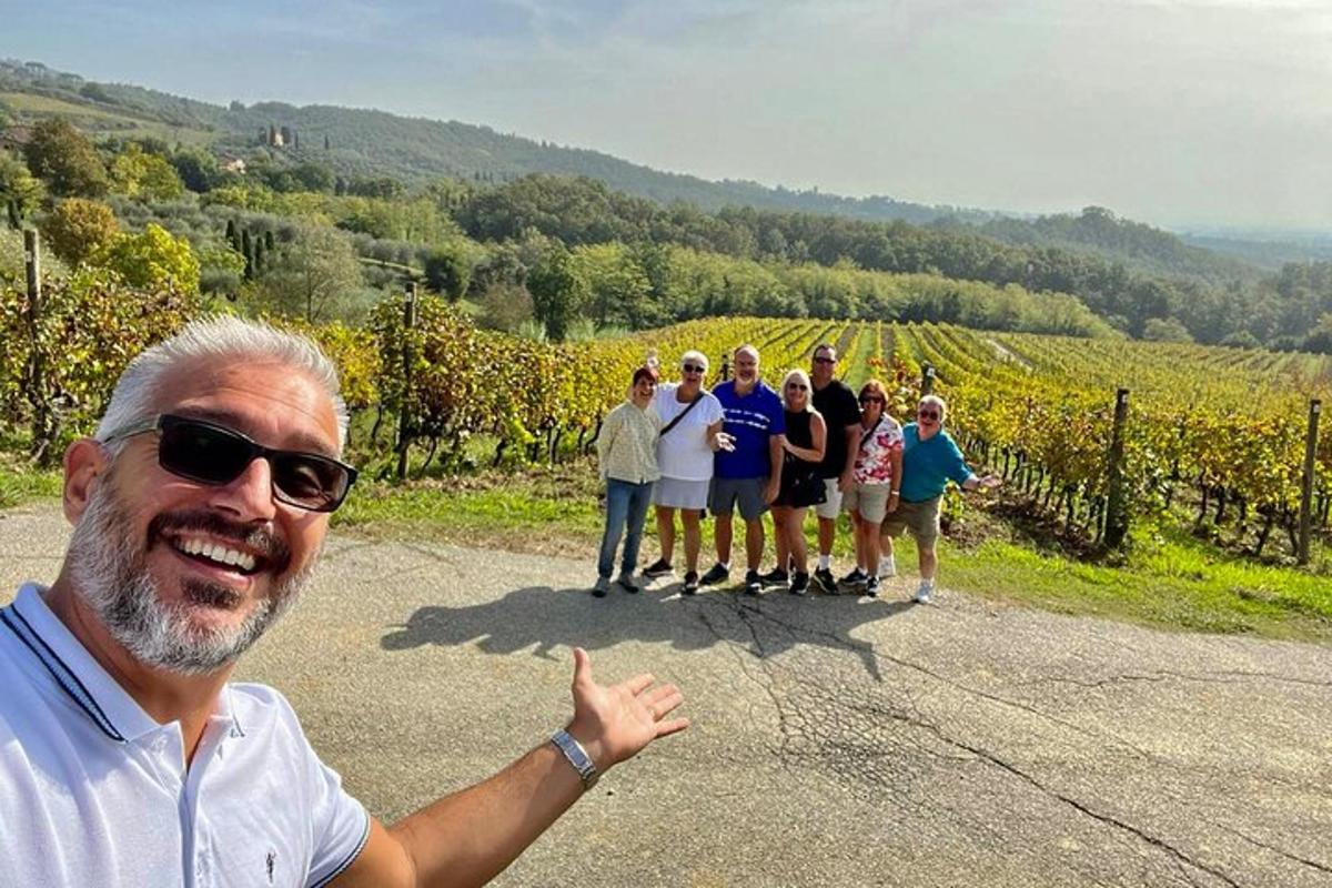 moški, ki stoji pred skupino ljudi