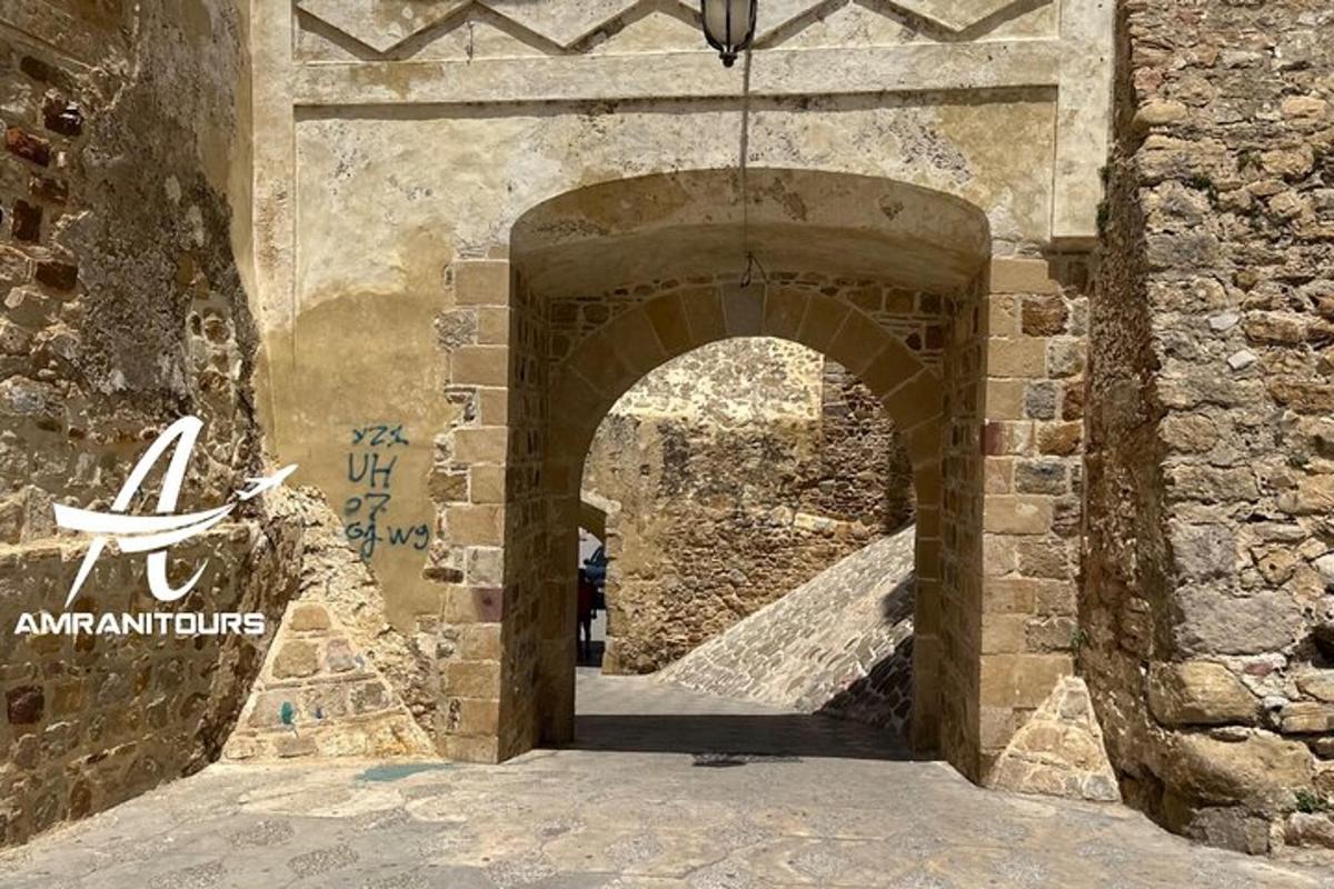 un arco in un edificio in pietra con un muro in pietra