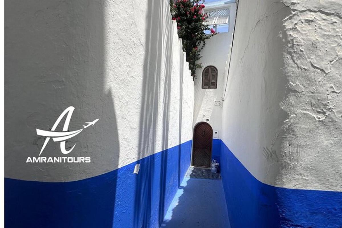 un edificio blu e bianco con una porta e una scala