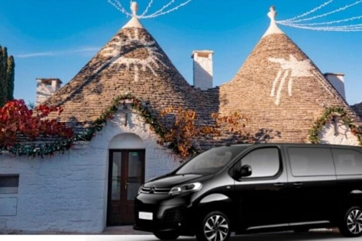 uma van preta estacionada em frente a um prédio
