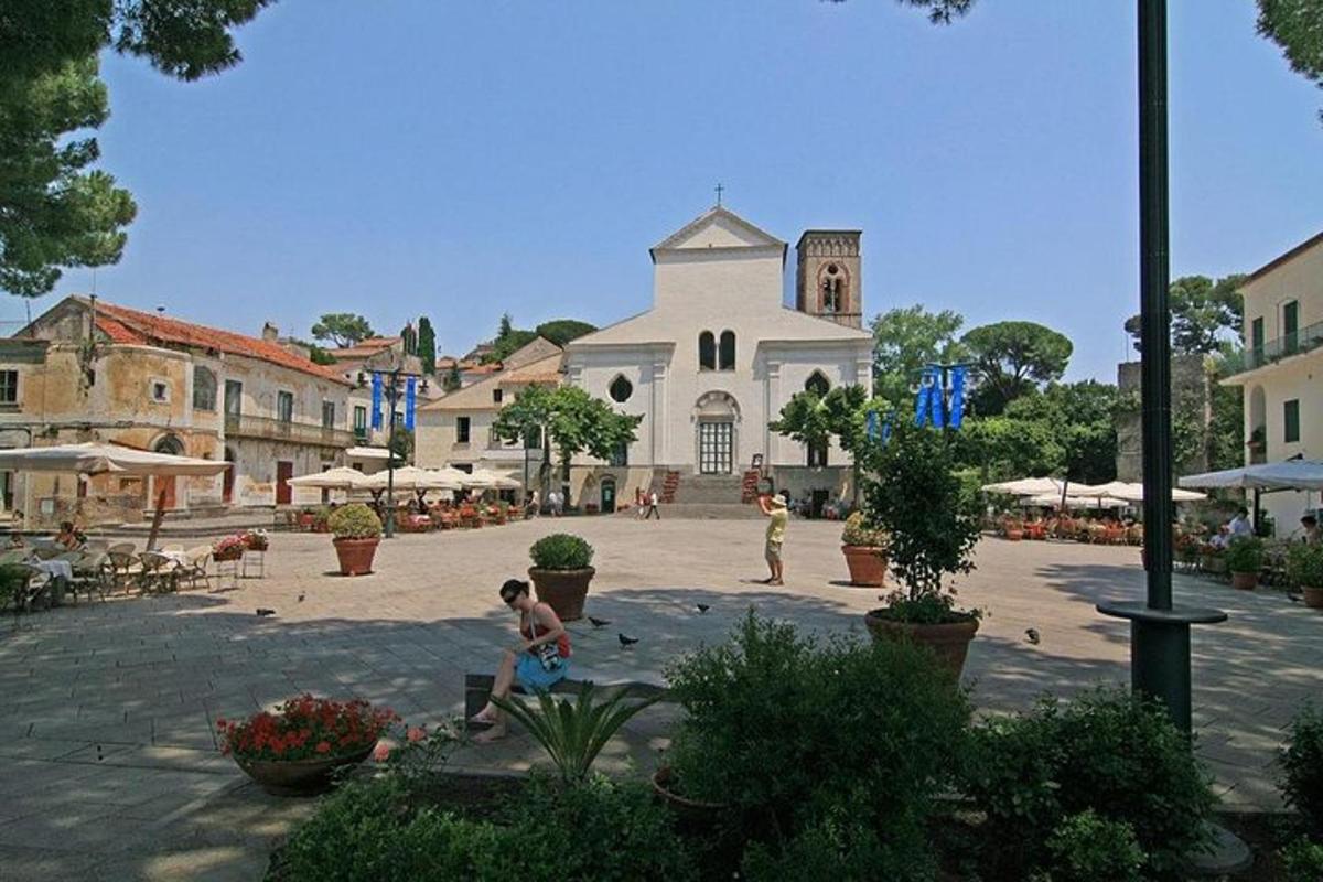 двоје деце се играју у дворишту испред цркве