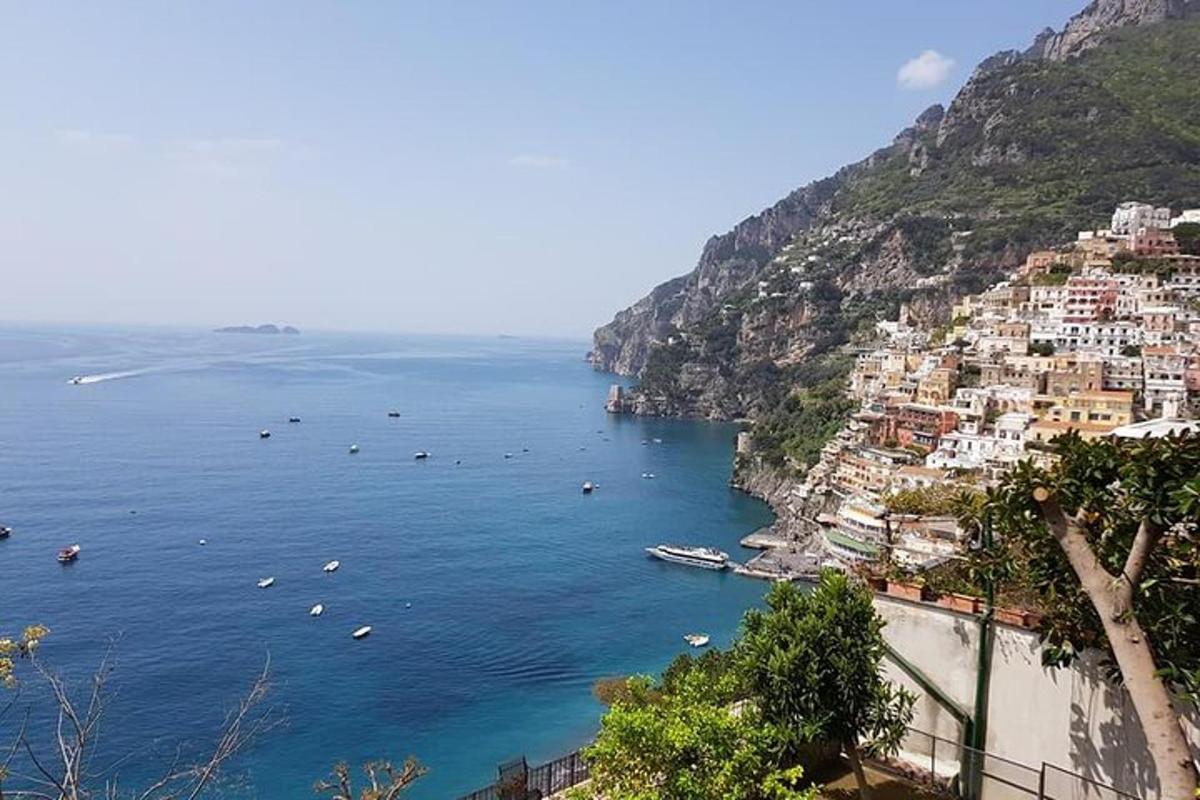 pemandangan pantai amalfi dengan bot di dalam air