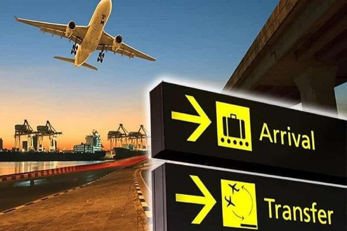 Ένα αεροπλάνο πετάει πάνω από ένα αεροδρόμιο με μια πινακίδα