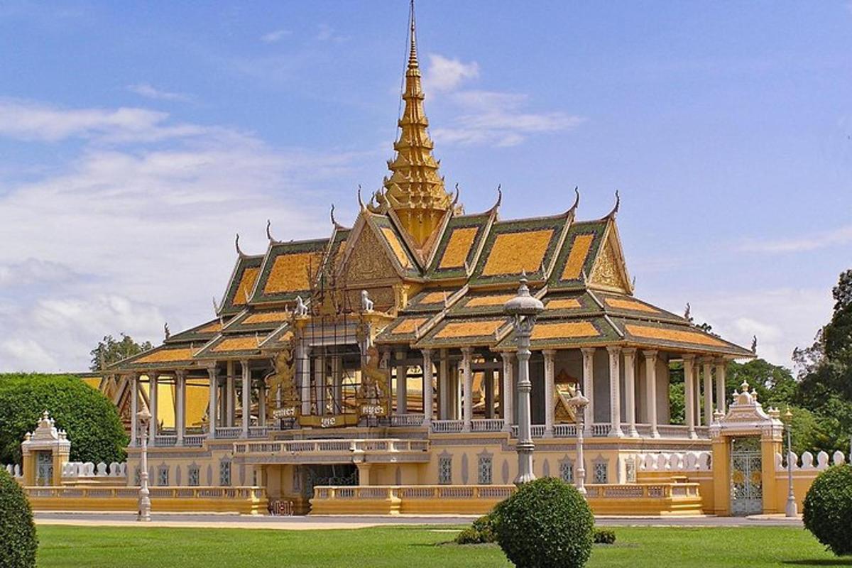 un edifici amb una pagoda en un parc