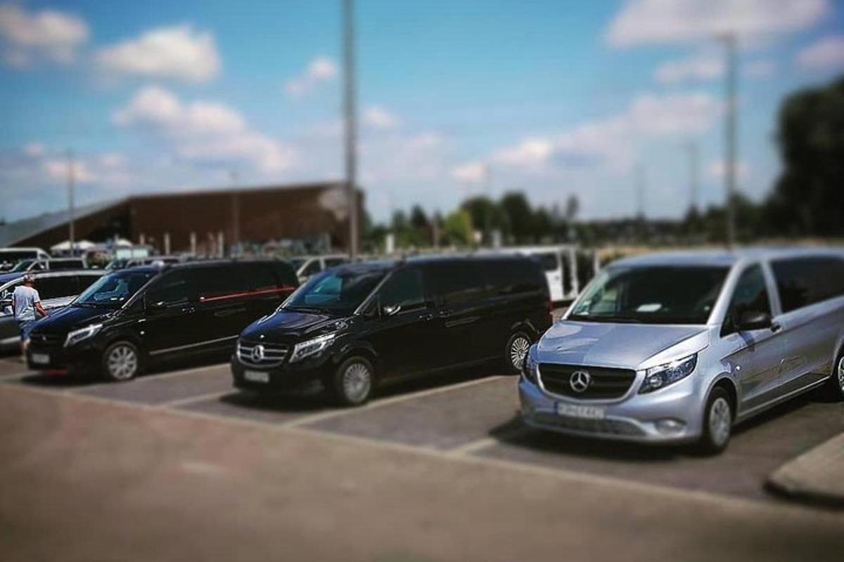 stāvvietā novietotu automašīnu rinda