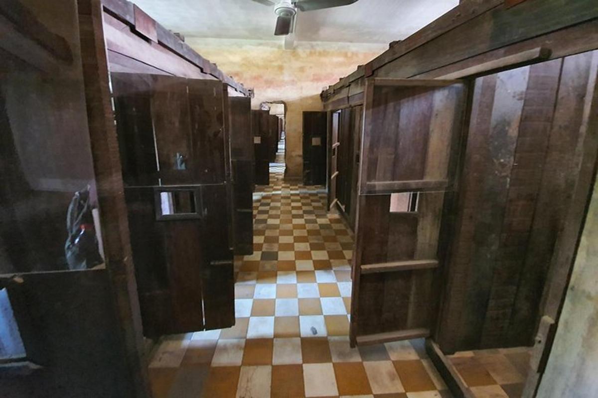 un passadís buit en un edifici antic amb portes de fusta
