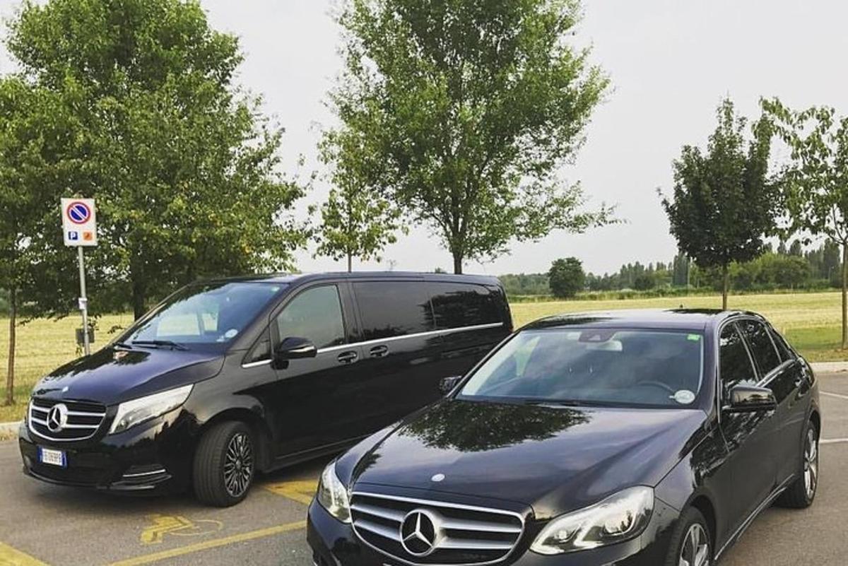 kaks autot pargitud üksteise kõrvale parklas