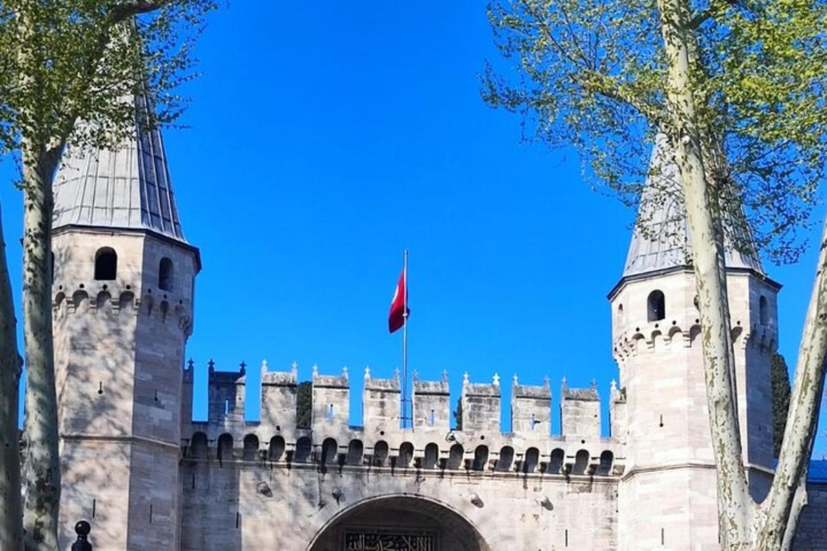 hrad s vlajkou na vrcholu