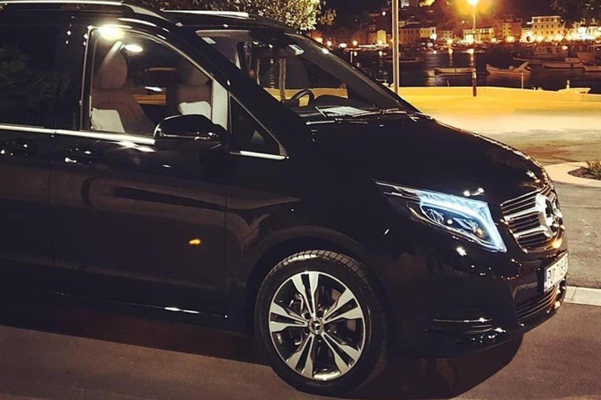 must auto pargitud öösel parklasse