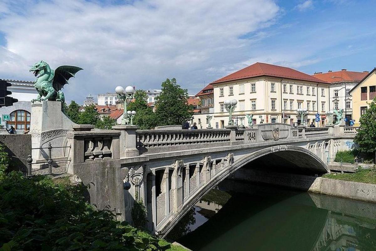 un pont sobre un riu amb una estàtua