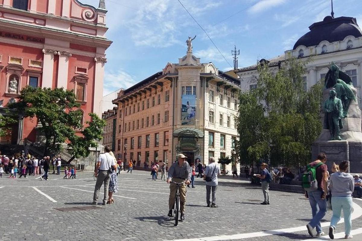 en gruppe mennesker, der står rundt omkring på en bygade