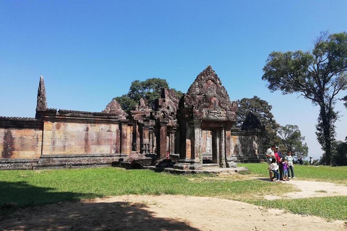sekumpulan orang berdiri di hadapan sebuah bangunan
